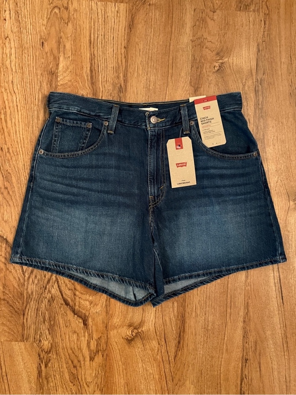 NWT Levi’s Cinch Mid-Thigh Lightweight Shorts